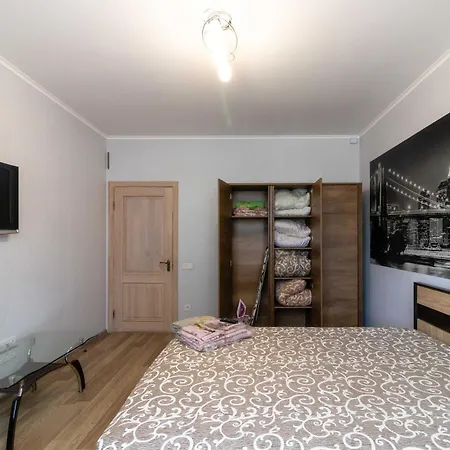 Kvartirkoff Na Bogatirskaya 6A, 3 Floor Kyiv Exterior photo